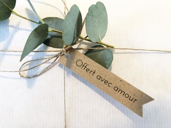 Etiquette Offert avec amour en papier kraft et papier blanc recyclé cadeaux